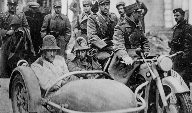 Пленные итальянские офицеры в прицепной коляске. Март, 1941 г.