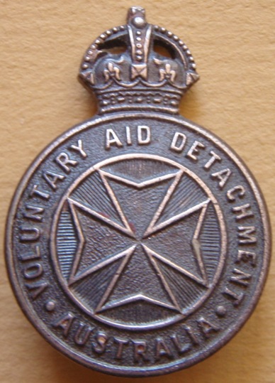 Знак для шляпы служащих Отряда добровольной медицинской помощи (VAD).