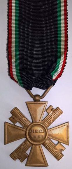 Аверс и реверс бронзового креста «За выслугу лет» (10 лет) в добровольной милиции (MVSN).