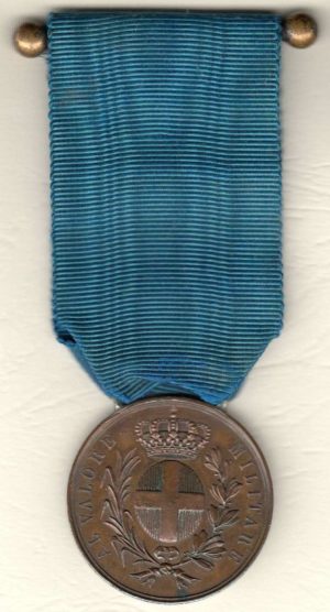Аверс и реверс бронзовой медали «За воинскую доблесть» (Medaglia di bronzo al valor militare). Королевство.
