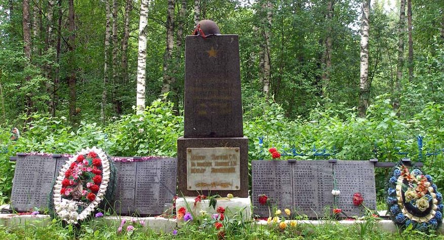 д. Валдома Кировского р-на. Памятник, установлен на братской могиле, в которой похоронено 158 советских воинов, в т.ч. 41 неизвестный. 