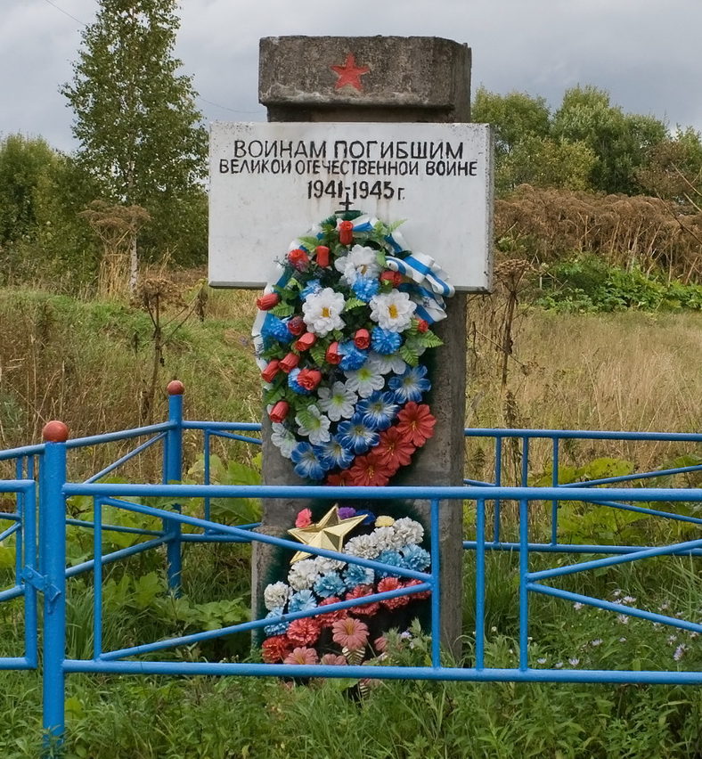 д. Веретье Бокситогорского р-на. Памятник установлен на братской могиле, в которой захоронено 11 неизвестных советских воинов. 
