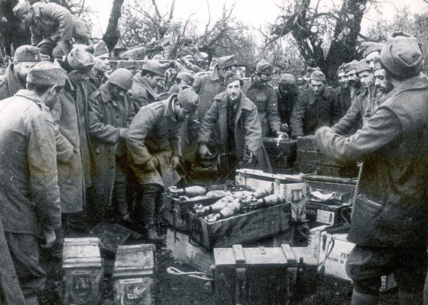 Греческие солдаты у захваченных итальянских трофеев. Весна 1941 г. 