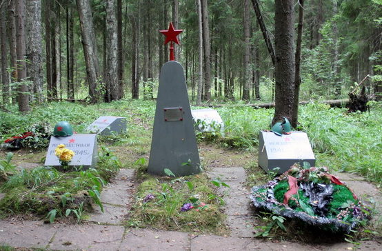 Памятники на воинском захоронении.