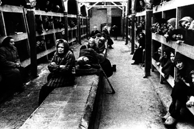 Заключенные в бараках.