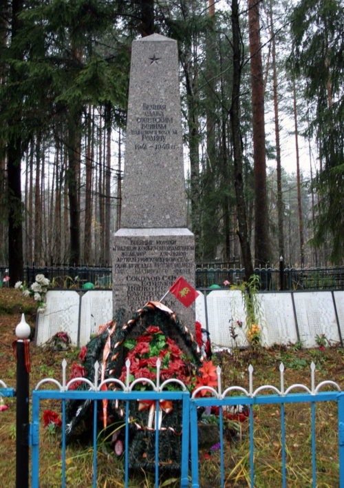 ст. Манушкино Всеволожского р-на. Памятник, установленный на братской могиле, в которой похоронено 616 советских воинов.