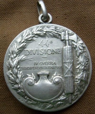 Аверс и реверс памятной медали 44-й дивизии.