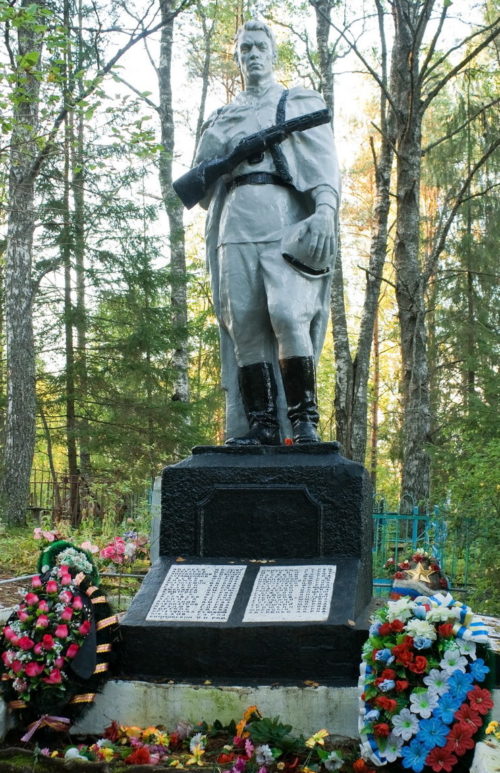 п. Ефимовский Бокситогорского р-на. Памятник на кладбище, установленный на братской могиле, в которой похоронено 187 советских воинов.