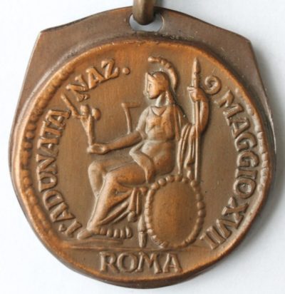 Аверс и реверс памятной медали в честь 1-го сбора офицеров запаса. Рим. 1939 г. Медаль изготовлена из бронзы, диаметр – 32 мм.
