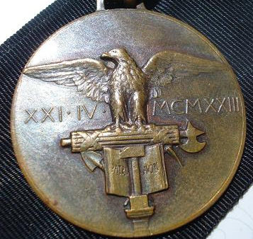 Аверс и реверс памятной медали Национальной конфедерации профсоюзных фашистских корпораций.