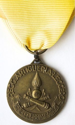 Аверс и реверс памятной медали артиллерийского полка легкой кавалерии. Медаль изготовлена из бронзы, диаметр – 28 мм.