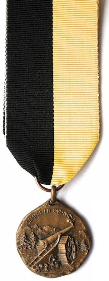 Аверс и реверс памятной медали 2-го полка тяжелой артиллерии. На аверсе медали отчеканен девиз артиллеристов – «Всегда и везде». Медаль изготовлена из бронзы, диаметр - 30 мм.
