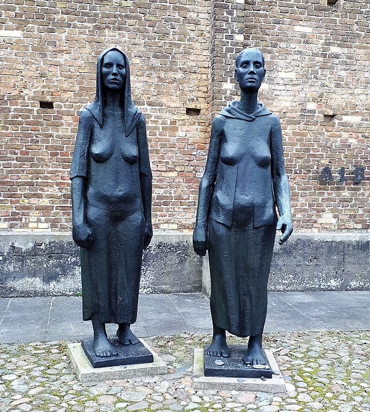Памятник «Две Женщины» в крематории перед Стеной Наций.