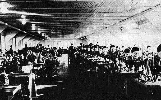 Швейный цех в 1942 году и сегодня.