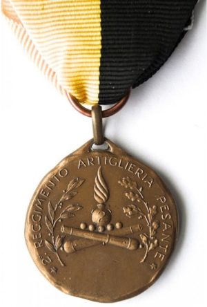 Аверс и реверс памятной медали 2-го полка тяжелой артиллерии. На аверсе медали отчеканен девиз артиллеристов – «Всегда и везде». Медаль изготовлена из бронзы, диаметр - 30 мм.