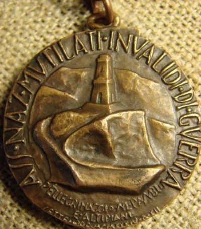 Аверс и реверс памятной медали ассоциации инвалидов войны.