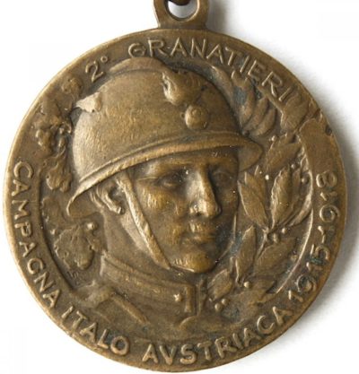 Аверс и реверс памятной медали 2-го полка бригады «Granatieri di Sardegna». Медаль изготовлена из бронзы, диаметр - 26 мм.