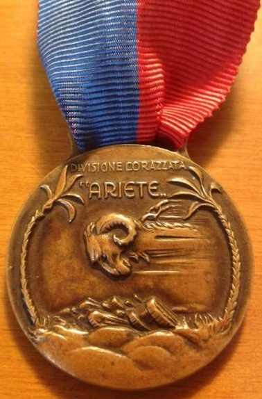 Аверс и реверс памятной медали 132-й бронетанковой дивизии «Ариете».