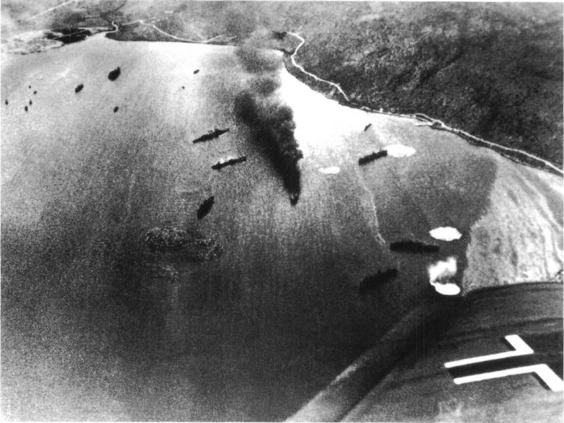 Атака немецких бомбардировщиков Ju-87 британских кораблей в греческой военно-морской базе в бухте Суда на Крите. Апрель 1941 г. 
