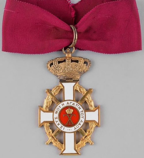 Знак Большого командорского креста с мечами на шейной ленте.