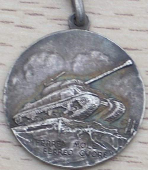 Аверс и реверс серебряной памятной медали 132-й бронетанковой дивизии «Ариете».