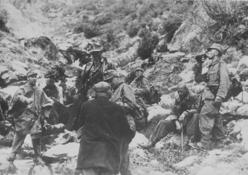 Горные егеря вермахта на привале в горах Греции. Апрель, 1941 г. 