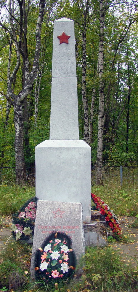 д. Жихарево Кировского р-на. Памятник, установленный на братской могиле, в которой похоронено 389 советских воинов. 