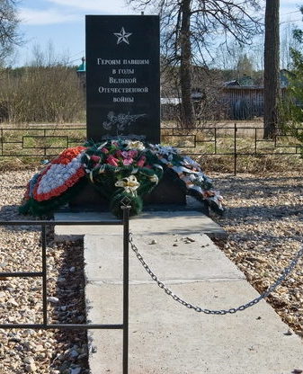 п. Заборье Бокситогорского р-на. Памятник погибшим землякам, установленный в 2016 году в центре поселка на привокзальной площади. 