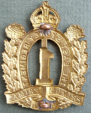 Аверс и реверс знака на шляпу военнослужащих 1-го пехотного батальона. 
