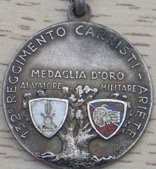 Аверс и реверс серебряной памятной медали 132-й бронетанковой дивизии «Ариете».