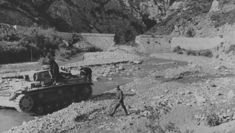 Немецкий танк на берегу горной речки в Греции. Апрель, 1941 г.