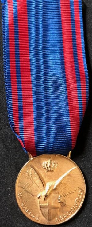 Аверс и реверс золотой медали «За доблестную службу в авиации» (Medaglia d'oro al valore aeronautico).