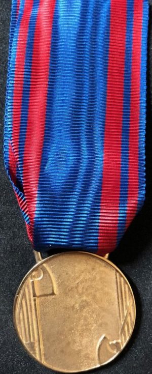 Аверс и реверс золотой медали «За доблестную службу в авиации» (Medaglia d'oro al valore aeronautico).
