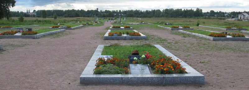 Общий вид братских могил на «Невском пятачке».