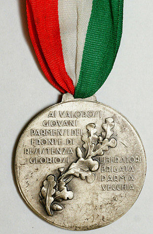 Аверс и реверс памятной медали итальянских партизан г. Пармы.
