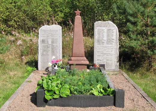 п. Вязы Выборгского р-на. Памятник установлен на братской могиле, в которой похоронено 181 советский воин. 