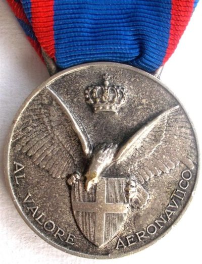 Аверс и реверс серебряной медали «За доблестную службу в авиации» (Medaglia d'argento al valore aeronautico).