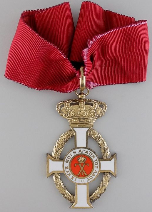 Знак Командорского креста на шейной ленте.