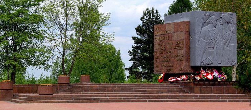 Памятник «Рубежный камень» был открыт в 1972 году. Архитекторы - М. Л. Хидекель и О. С. Романов, художник Г. Д. - Ястребенецкий, скульптор - Э. Х. Насибулин.