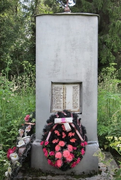 д. Корвала Бокситогорского р-на. Памятник погибшим землякам, на котором увековечено имена 47 человек.