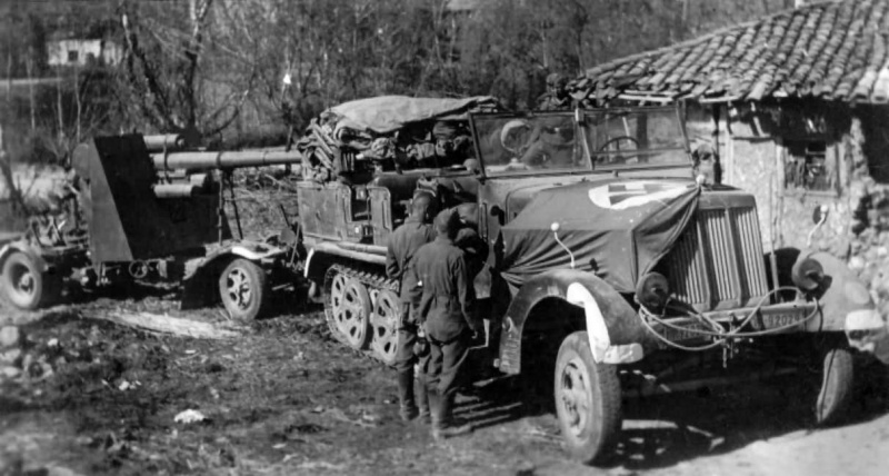 Немецкое 88-мм зенитное орудие Flak 18 в Греции. Апрель, 1941 г. 