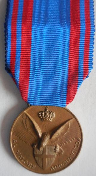 Аверс и реверс бронзовой медали «За доблестную службу в авиации» (Medaglia di bronzo al valore aeronautico).