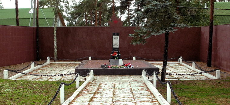 п. Глебычево Выборгского р-на. Памятник, установлен на братской могиле, в которой похоронено 18 советских воинов.