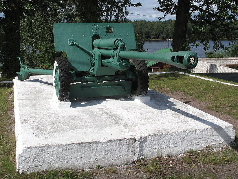 Памятник-пушка ЗИС-3 у мемориала.