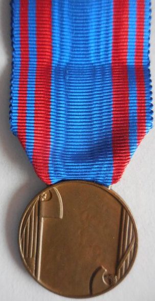 Аверс и реверс бронзовой медали «За доблестную службу в авиации» (Medaglia di bronzo al valore aeronautico).