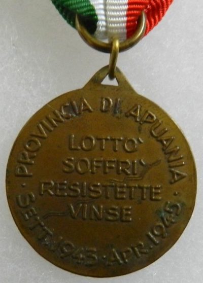 Аверс и реверс памятной медали партизан провинции Апуания.