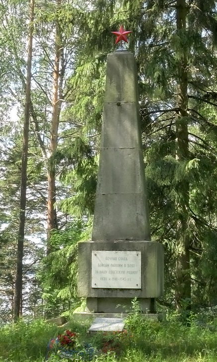  п. Грибное Выборгского р-на. Памятник, установлен на братской могиле, в которой захоронено 6 танкистов, погибших в годы войны. 