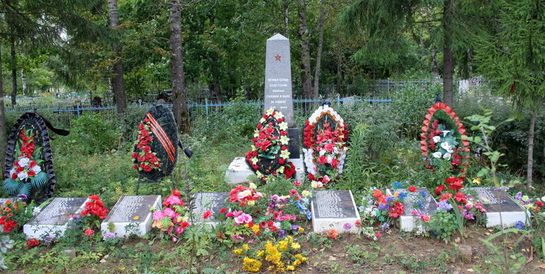 с. Никольское Гатчинского р-на. Памятник, установленный на братской могиле, где похоронено 200 советских воинов, в т.ч. 58 неизвестных. 