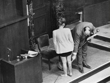 В Нюрнбергском процессе врач представляет шрамы на ноге польской заключенной, которая перенесла эксперименты на сульфаниламиде в концлагере Равенсбрюк. 1946 г. 