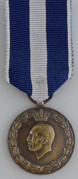 Аверс и реверс бронзовой медали «За боевые действия в Эпире, Албании, Македонии, Фракии и на Крите 1940-1941».